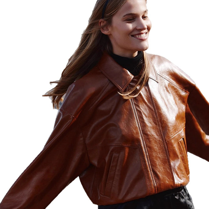 Damen Kurzblouson aus veganem Glattleder mit Boxy‑Silhouette und verdeckter Druckknopfleiste Drune