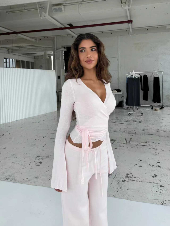 Damen nan Strick-Wickeloberteil mit Bindegürtel und Trompetenärmeln sowie taillenhoher weitgeschnittener Strickhose Drune