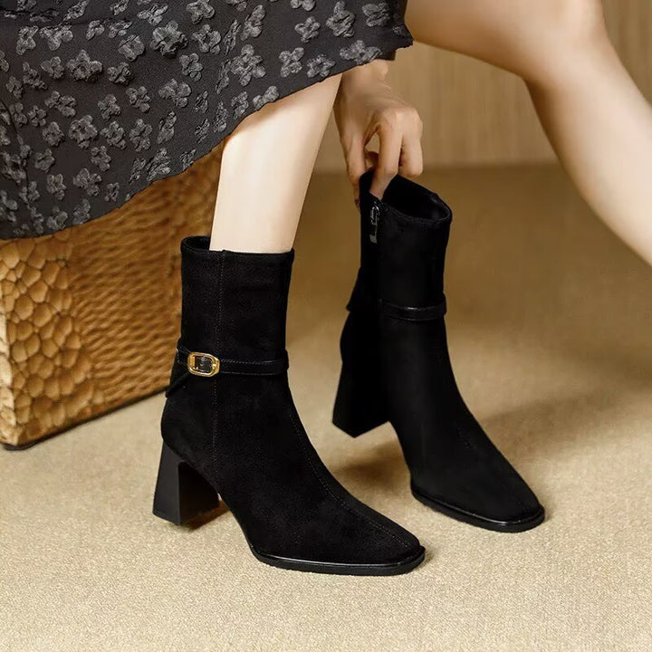 Damen nan elegante Veloursleder-Stiefelette mit mittlerem Blockabsatz und dekorativem Schnallenriemen Drune