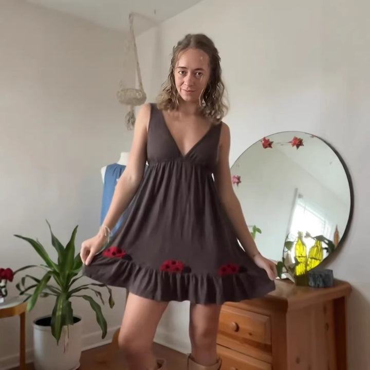 Damen nan ärmelloses Minikleid mit tiefem V‑Ausschnitt Unterbrustnaht und Volantsaum mit Marienkäfer‑Applikation Drune