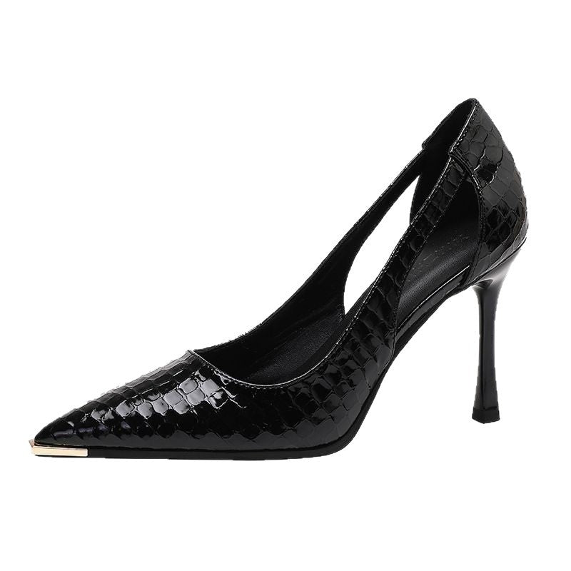 Damen Seitlich ausgeschnittene Lackpumps mit Krokoprägung und Metallkappe Drune