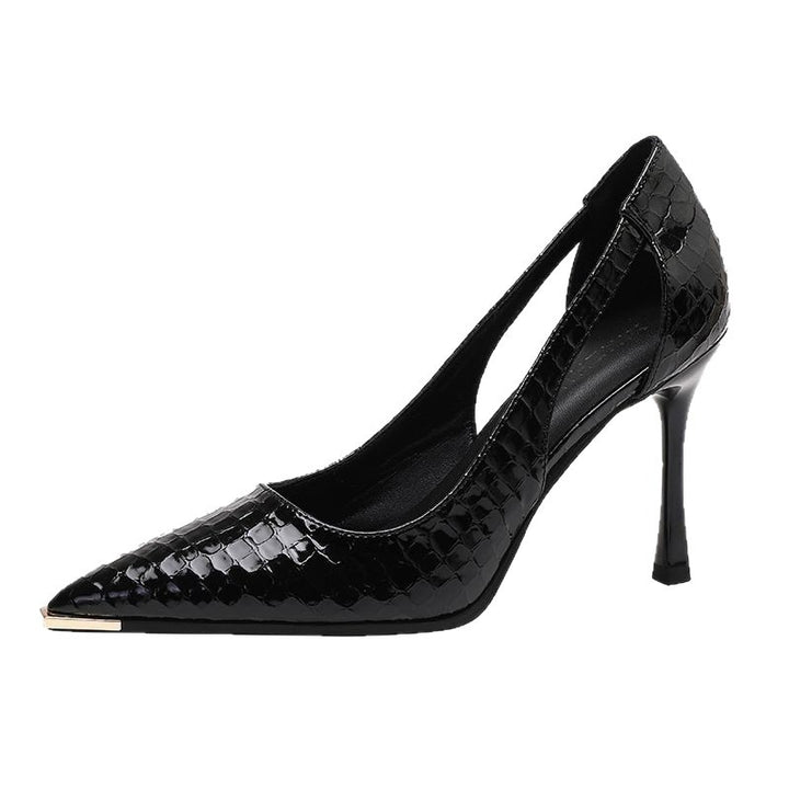 Damen Seitlich ausgeschnittene Lackpumps mit Krokoprägung und Metallkappe Drune