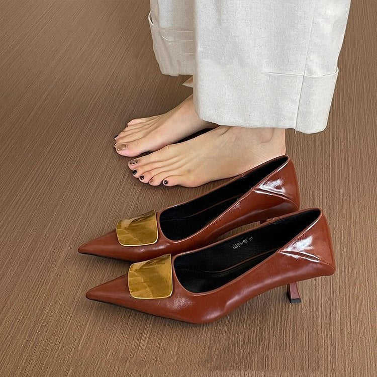 Damen Spitz zulaufende Lack‑Pumps mit niedrigem Kitten‑Absatz und dekorativer Metallapplikation Drune
