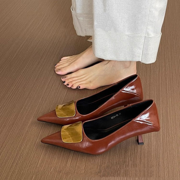Damen Spitz zulaufende Lack‑Pumps mit niedrigem Kitten‑Absatz und dekorativer Metallapplikation Drune