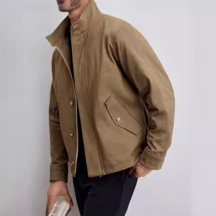 Herren Kurzblouson im Military-Style aus technischem Baumwollmischgewebe mit Stehkragen und verdeckter Reißverschlussblende Drune