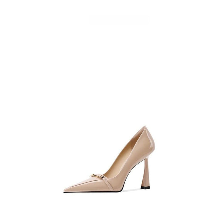 Damen Spitz zulaufende Lack‑Pumps mit skulptiertem Fersenprofil und Schmuckspange Drune