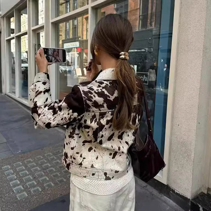 Damen 500+ kurz geschnittene Jacke im Kuhfell‑Look mit Hemdkragen und Pattentaschen Drune