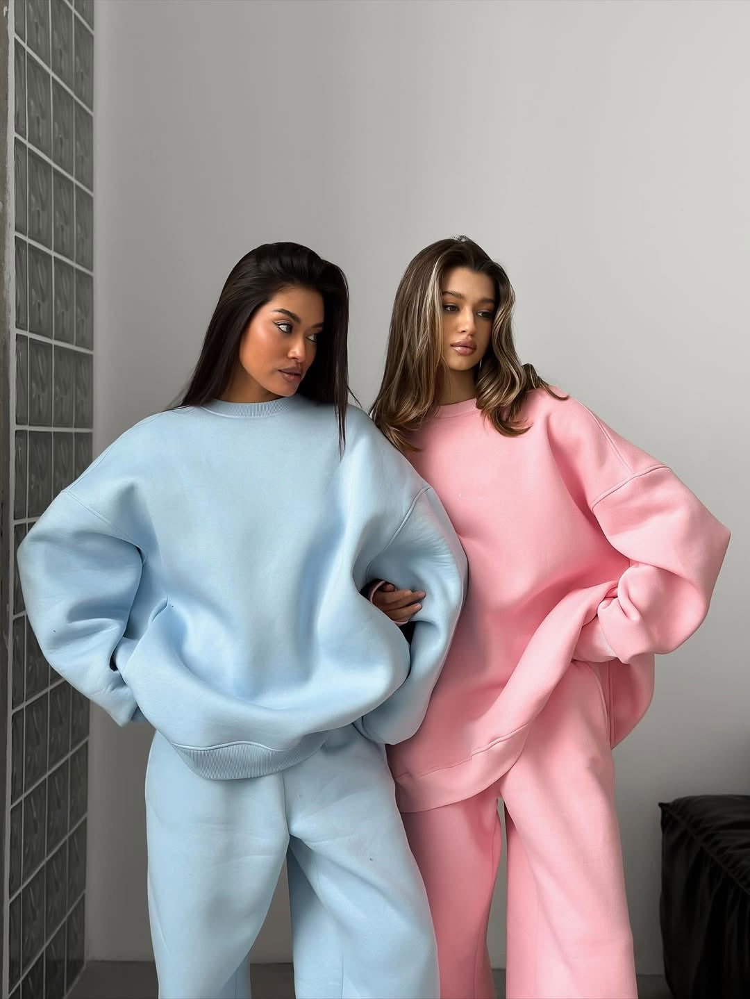 Damen Oversized Lounge-Set aus schwerem Neopren-ähnlichem Fleece mit weitem Raglan-Sweater und gerader Relax-Hose Drune