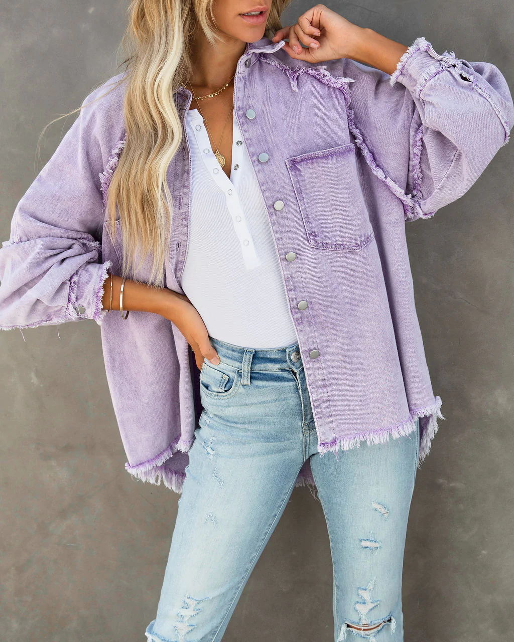 Damen nan oversized Hemdjacke im Used‑Look mit ausgefransten Kanten und aufgesetzten Pattentaschen Drune