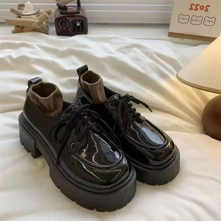 Damen Plateau-Sneaker mit eleganter Lackleder-Optik und kuscheligem Strickkragen Drune
