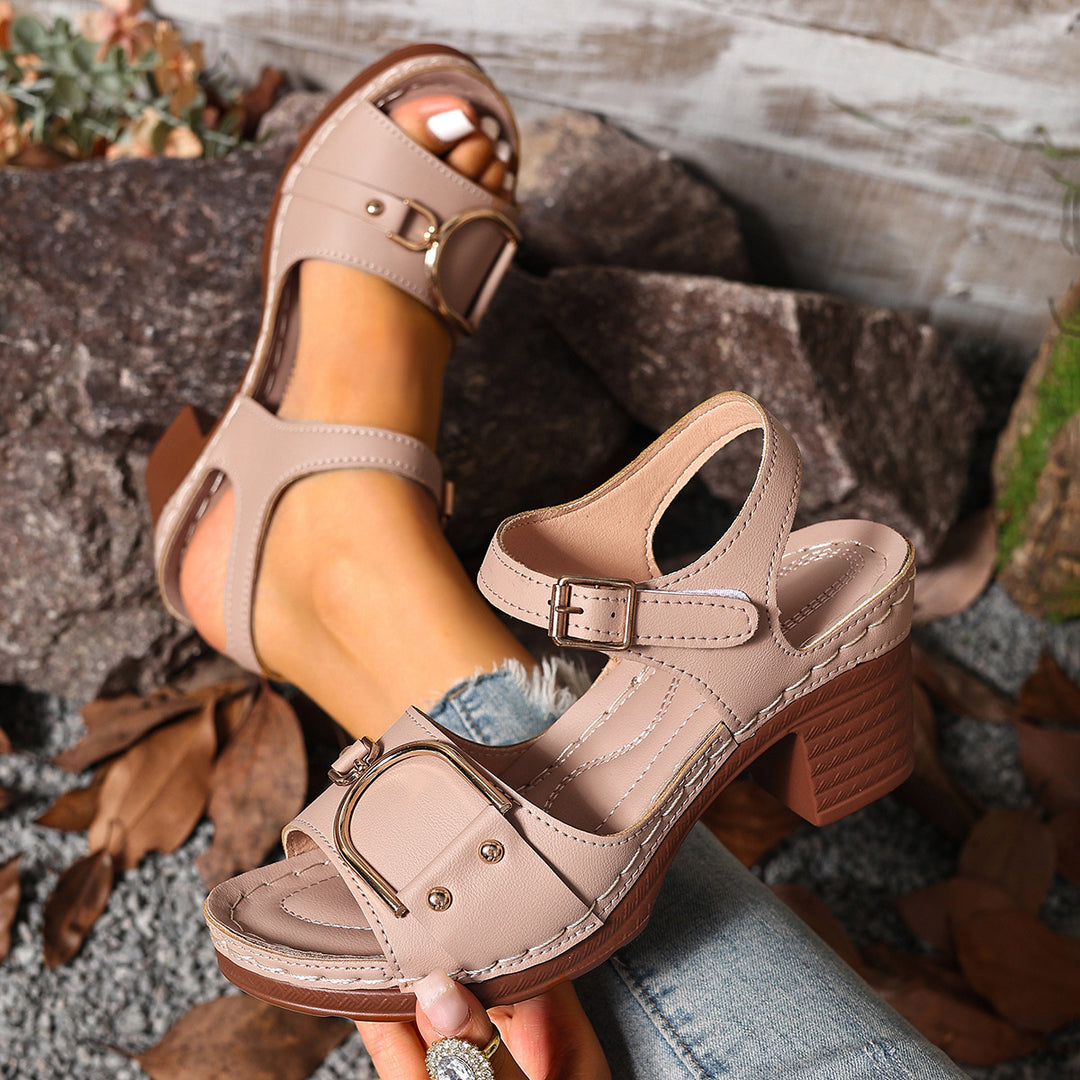 Damen Sandaletten mit mittelhohem Blockabsatz, verstellbarem Knöchelriemen und dekorativem Metallornament Drune