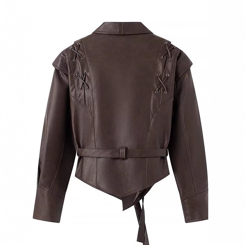 Damen kurzgeschnittene Kunstlederjacke mit Schalkragen, Schnürdetails an Schultern und Taillengürtel Drune