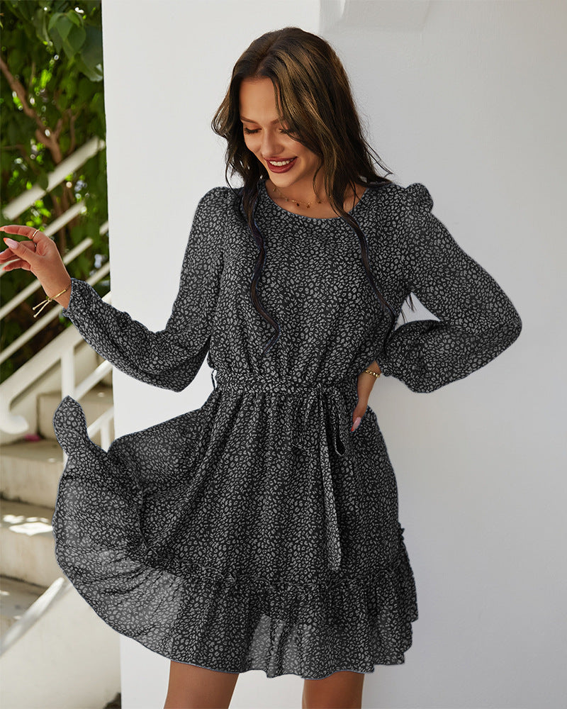 Damen luftiges Minikleid mit Rüschendetails und Bindegürtel Drune