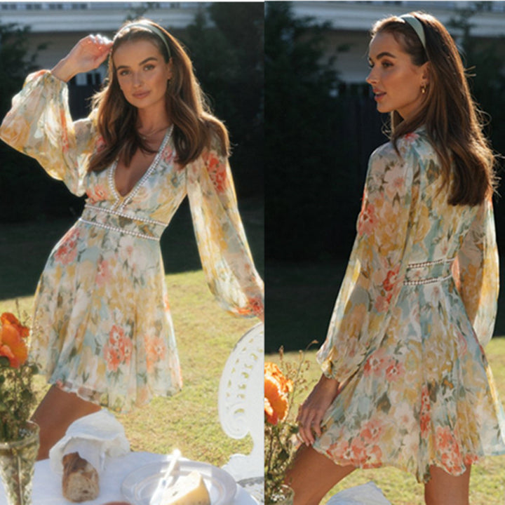 Damen romantisches Chiffonkleid mit floralen Akzenten und tiefem V-Ausschnitt Drune