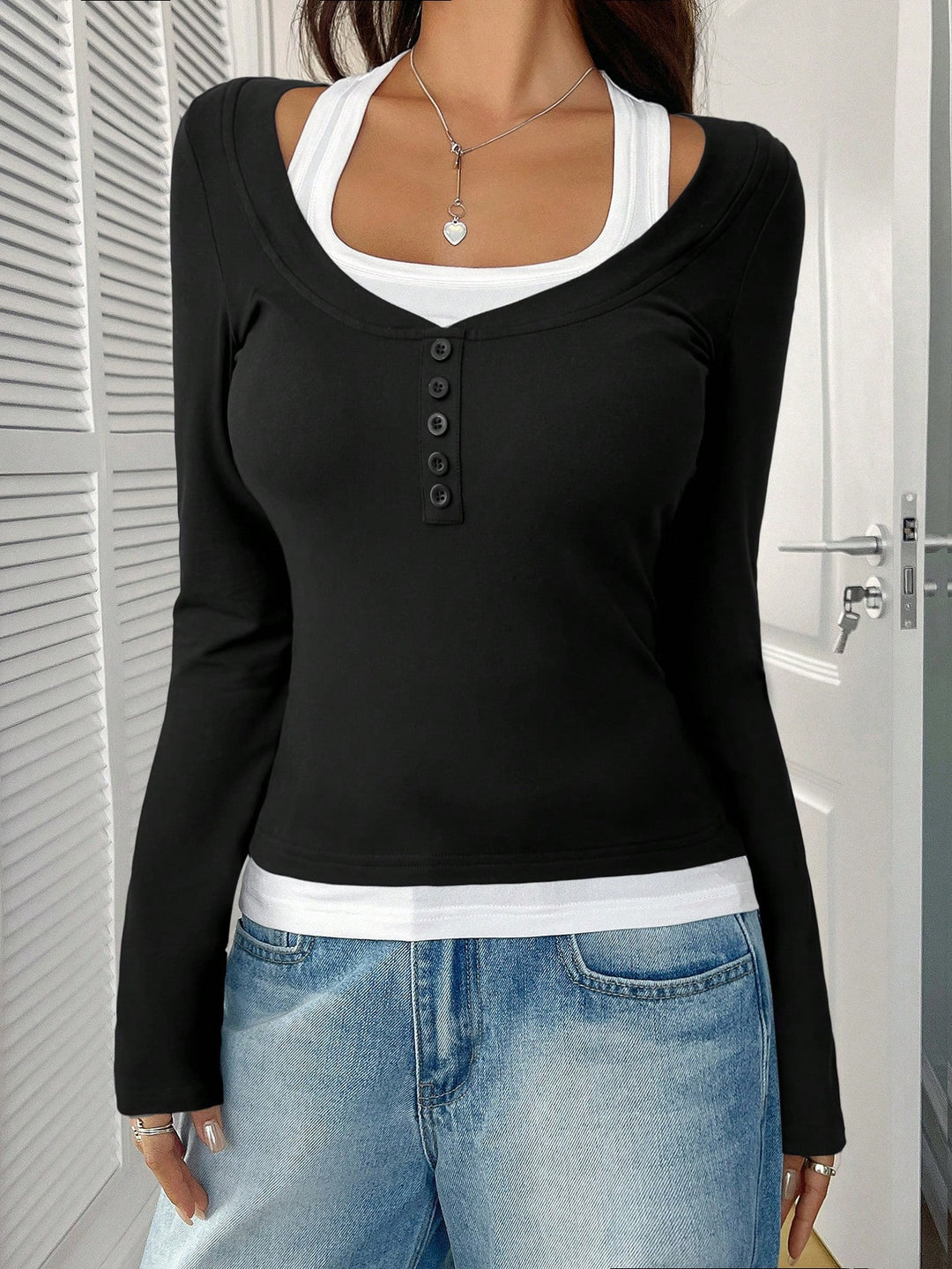 Damen Figurbetontes Langarmshirt mit U-Ausschnitt und Knopfleiste Drune