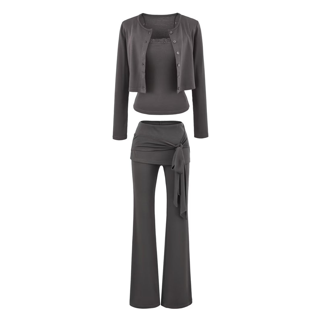 Damen dreiteiliges Lounge-Set mit kurzem Knopfcardigan, Spitzentop und Wickel-Schlaghose Drune