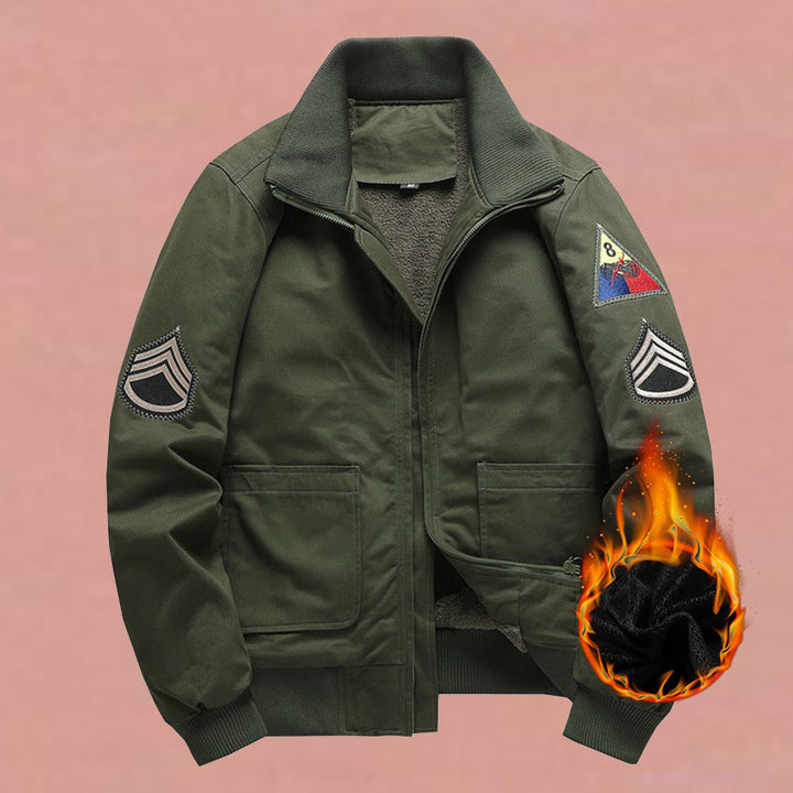 Herren nan militärisch inspirierte Bomberjacke mit aufgesetzten Patches, verdecktem Reißverschluss und elastischen Bündchen Drune
