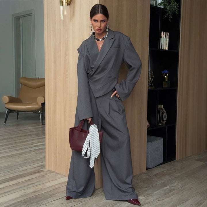 Damen Oversized-Blazer-Set mit tailliertem Schößchen und Plissee-Midirock Drune