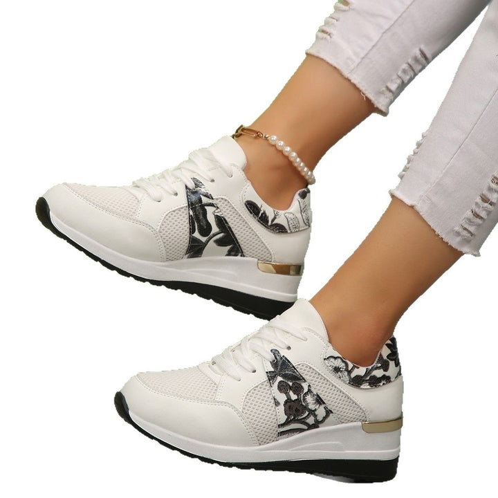 Damen Keil-Sneaker mit floraler Stickerei, Mesh-Einsätzen und Metallapplikation Drune