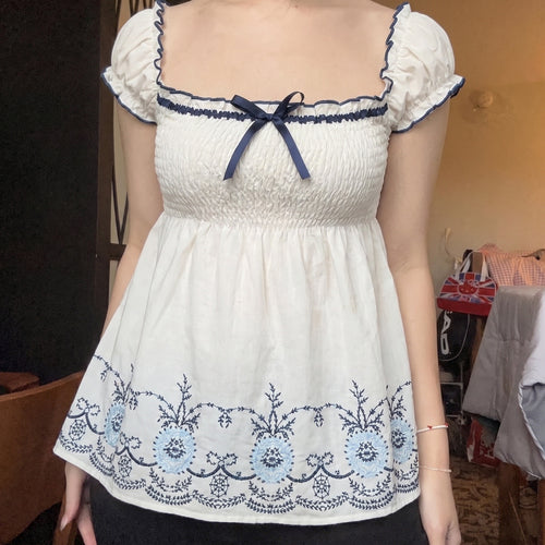 Damen Baumwollbluse mit floralem Stickdesign und schickem Rüschensaum Drune