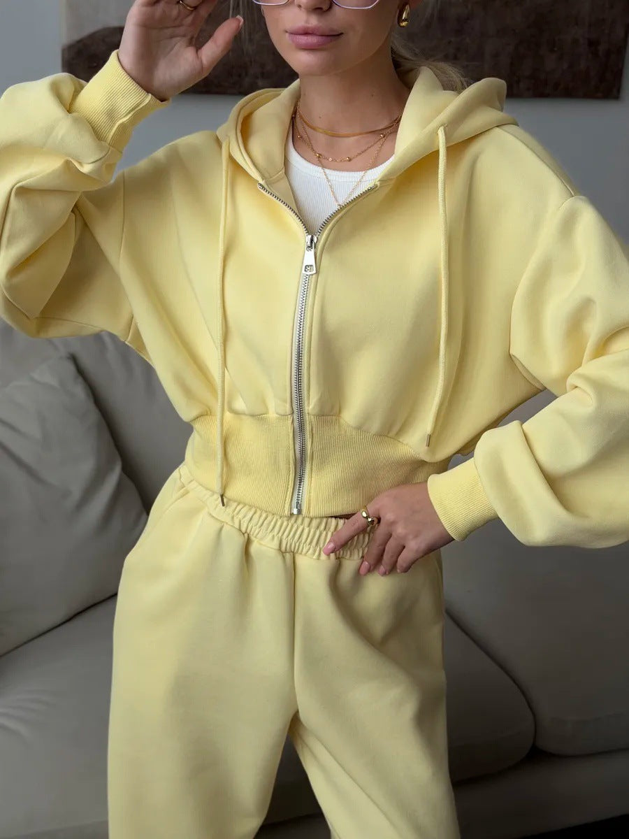 Damen gekürztes Reißverschluss-Hoodie mit Kapuze und hochgeschnittene Relax-Jogginghose mit elastischem Bund Drune