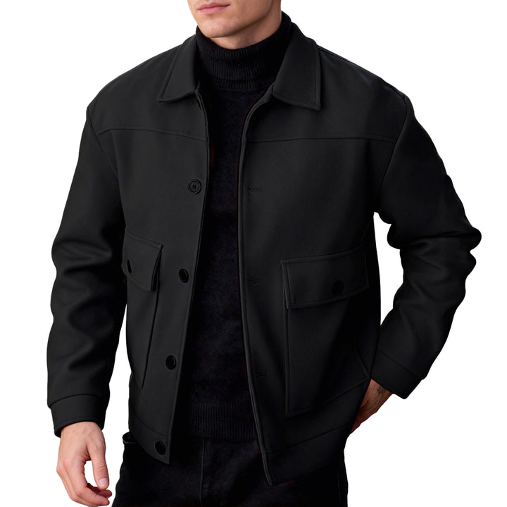 Herren nan kurze Woll-Feldjacke mit Hemdkragen aufgesetzten Pattentaschen und klarer Silhouette Drune