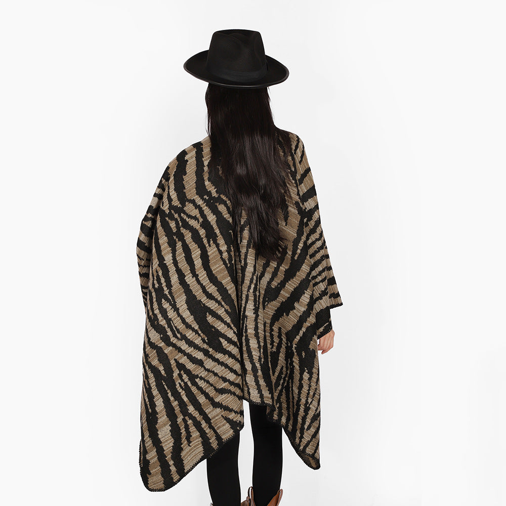 Damen Grobstrick‑Poncho im Cape‑Schnitt mit Zebra‑Jacquard und offener Kimonoärmelung Drune