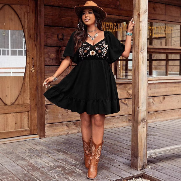 Damen Besticktes Sommerkleid mit V-Ausschnitt, Volantstufen und Flatterärmeln Drune