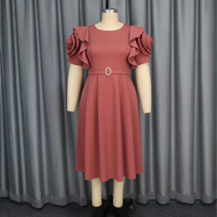 Damen Kleid mit voluminösen Rüschensäumen und eleganter Taillenschließe Drune