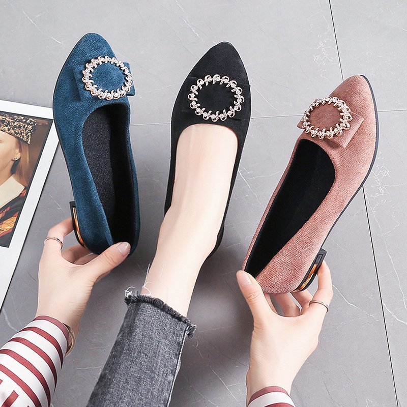 Damen nan elegante Veloursoptik-Ballerinas mit dekorativer Schmuckbrosche und kleinem Blockabsatz Drune