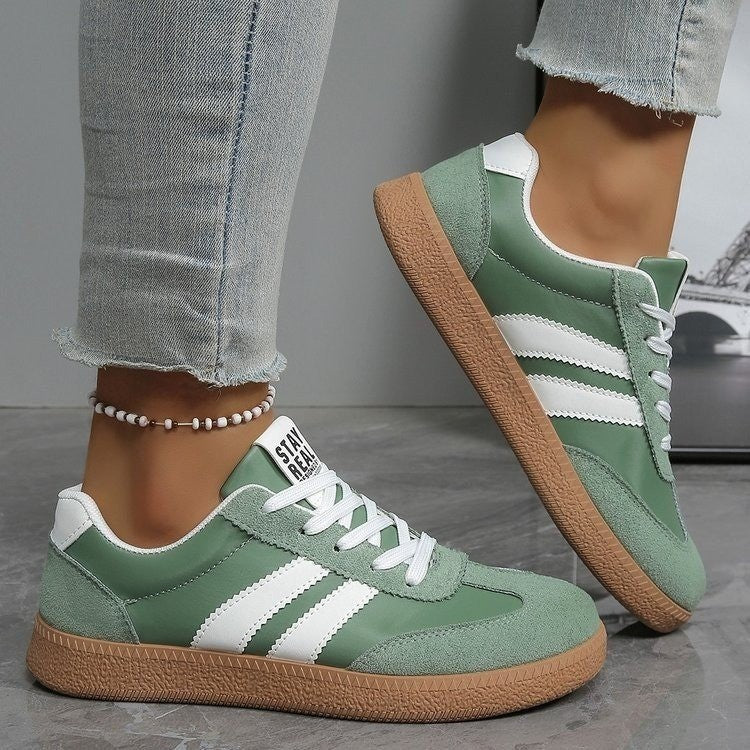 Damen Retro Sneaker mit Gummisohle, Velours‑Details und markanten Seitenstreifen Drune
