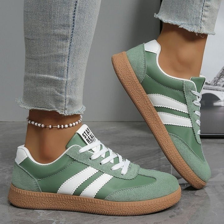 Damen Retro Sneaker mit Gummisohle, Velours‑Details und markanten Seitenstreifen Drune