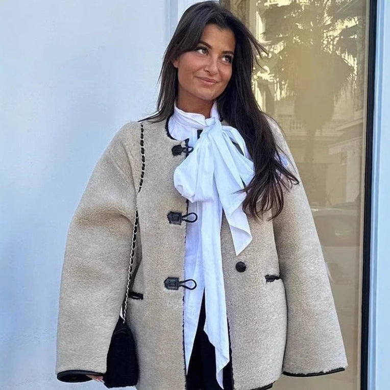 Damen Kuschelige Teddyjacke mit kontrastierenden Knopfdetails und Taschen Drune