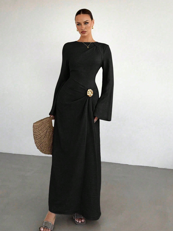 Damen Maxikleid mit Drapierter Taille, langen Glockenärmeln und Zierbrosche Drune