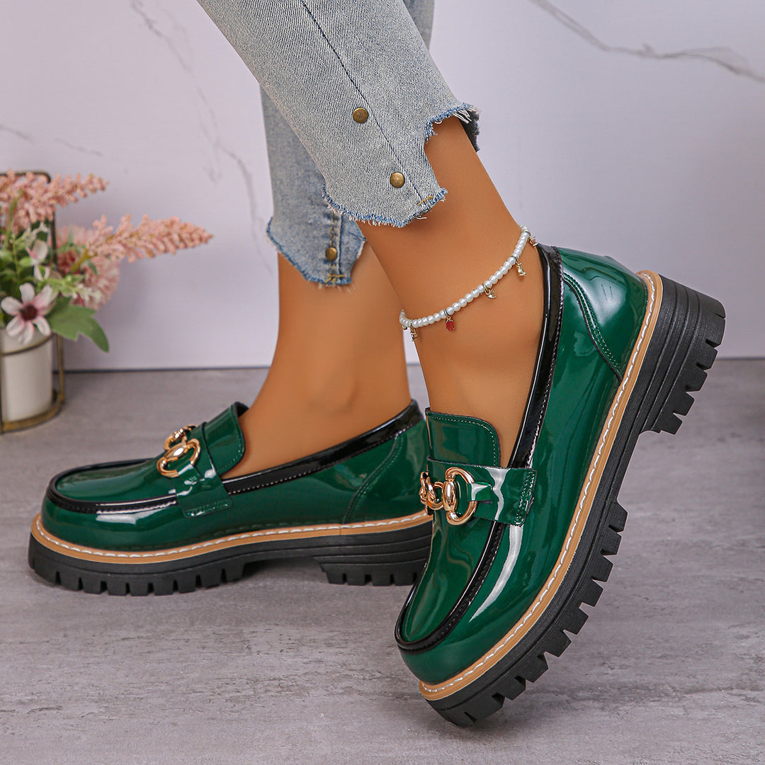 Damen  glänzende Lack-Loafer mit dekorativer Metallspange und profilierter Traktorsohle Drune