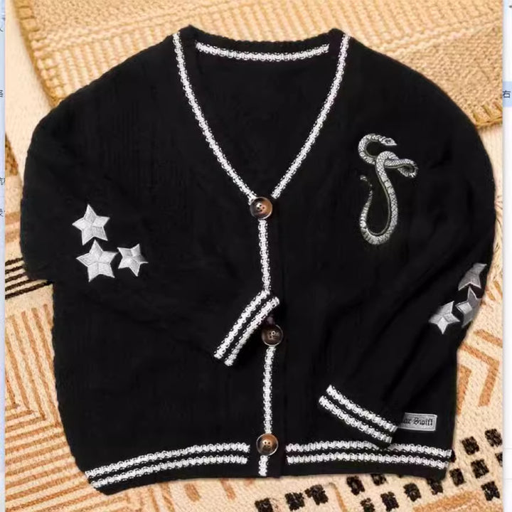 Damen nan gestrickte College-Cardigan mit Zopfmuster, V-Ausschnitt, kontraststreifen und gestickten Applikationen Drune