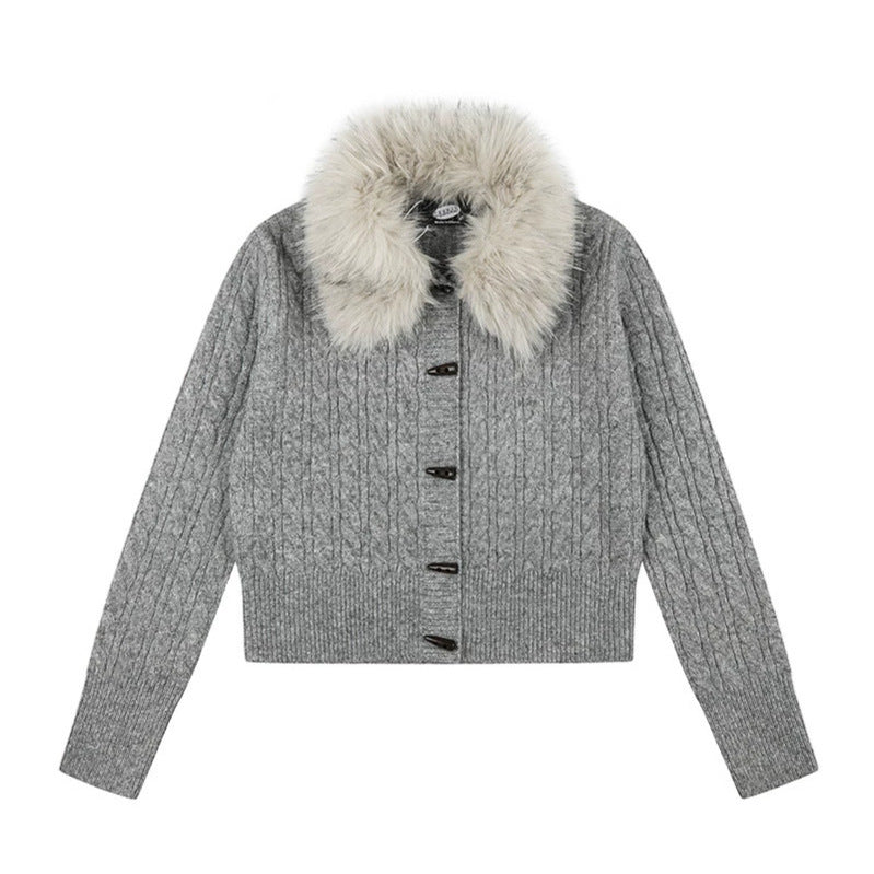 Damen Kurze Zopfmuster-Strickjacke mit abnehmbarem Kunstpelzkragen und Knebelknopfverschluss Drune