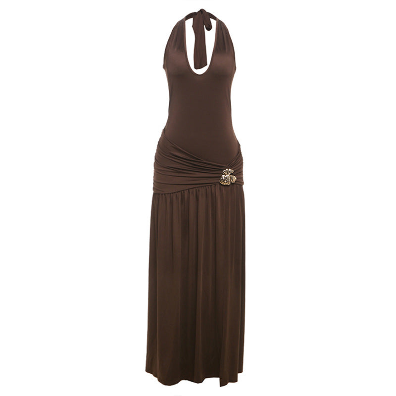 Damen Maxi-Kleid mit eleganten Raffungselementen und aufwendiger Brosche Drune