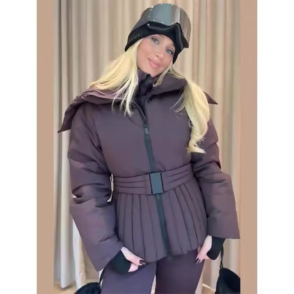 Damen Kurze taillierte Steppjacke mit hohem Stehkragen und Gürtel Drune