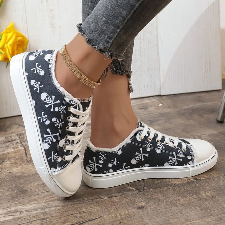 Damen lässiger Plateausneaker mit Totenkopf-Print, fransigem Canvasrand und verstärkter Zehenkappe Drune