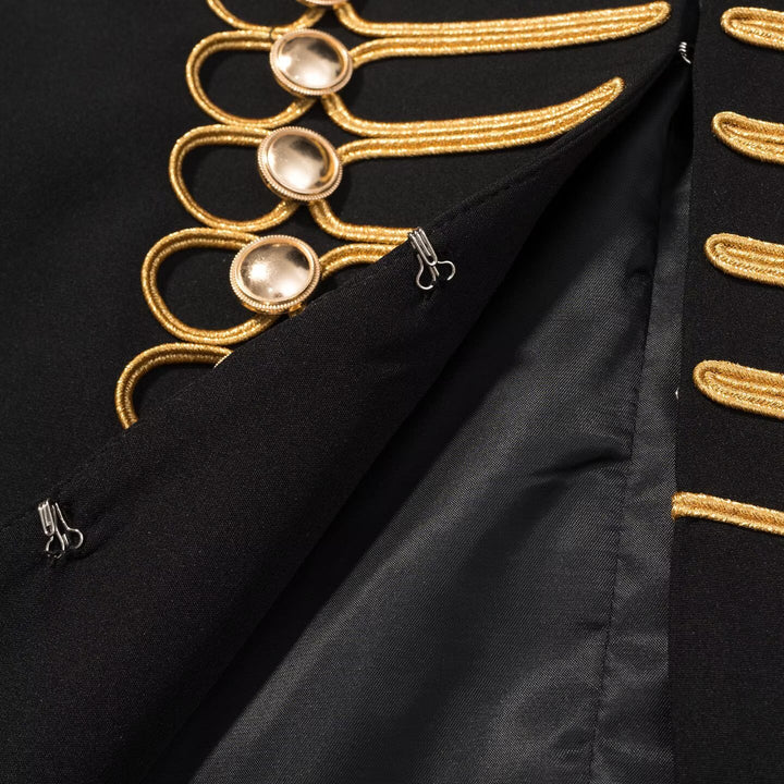 Damen Militärinspirierter Kurzblazer mit Stehkragen und goldener Passementerie Drune