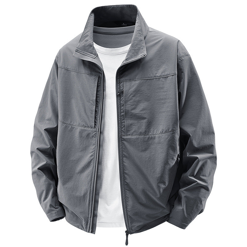 Herren Leichte urbane Windjacke mit Stehkragen, wasserabweisender Gewebemischung und verdeckten Reißverschlüssen Drune