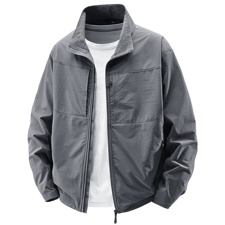 Herren Leichte urbane Windjacke mit Stehkragen, wasserabweisender Gewebemischung und verdeckten Reißverschlüssen Drune