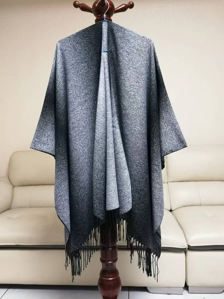 Damen Cape-Poncho aus leichtem Glanzstrick mit Ombre-Effekt und Fransensaum Drune