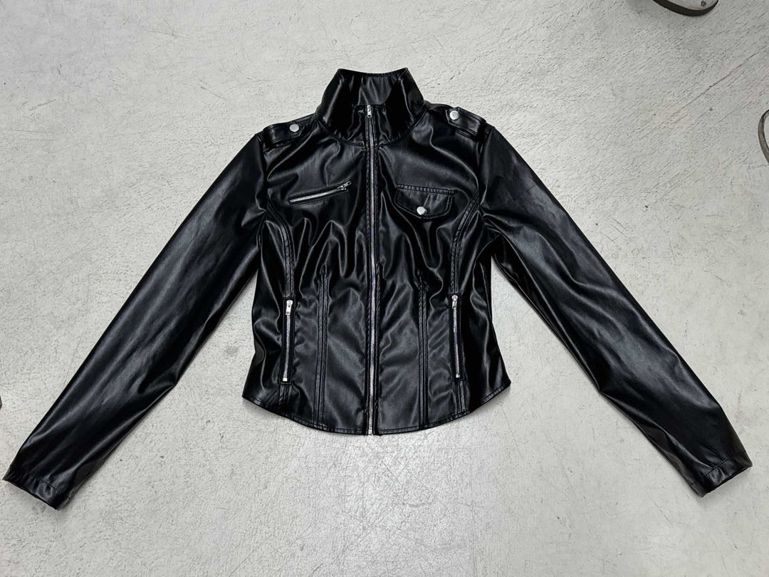 Damen nan taillierte Kunstleder-Bikerjacke mit Stehkragen, Schulterpatten und Reißverschlusstaschen Drune