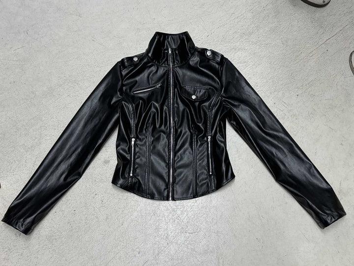Damen nan taillierte Kunstleder-Bikerjacke mit Stehkragen, Schulterpatten und Reißverschlusstaschen Drune