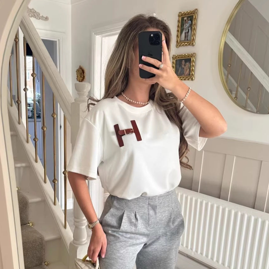 Damen modisches T-Shirt mit einzigartigem Logodetail und lässigem Schnitt