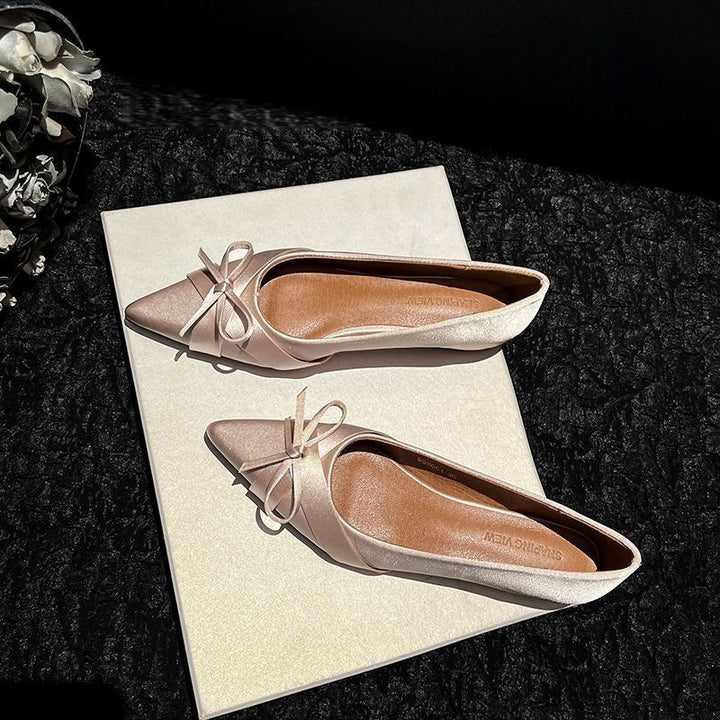 Damen Spitz zulaufende Satin-Ballerinas mit Schleifen-Detail und gepolstertem Komfortfußbett Drune