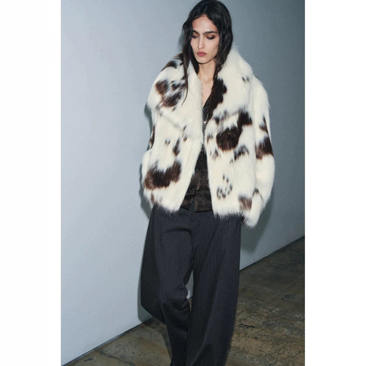 Damen Kurzmantel aus gepunktetem Hochflor-Faux-Fur mit voluminösem Schalkragen Drune