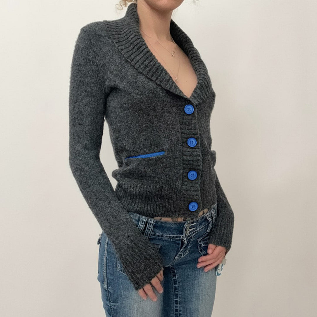 Damen nan kurze Strickjacke mit Schalkragen, Zierknopfleiste und kontrastierenden Taschenpaspeln Drune